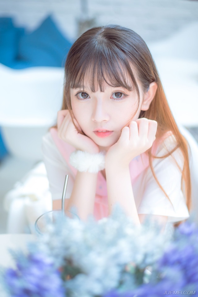 “如果有人将我的行踪报知江东的话，他们就会知道了。”陈到收起了笑容，看着伏德。